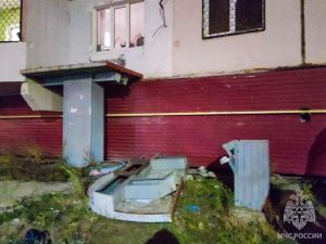 Бетонная плита обрушилась на детей в Якутске. Один ребенок погиб