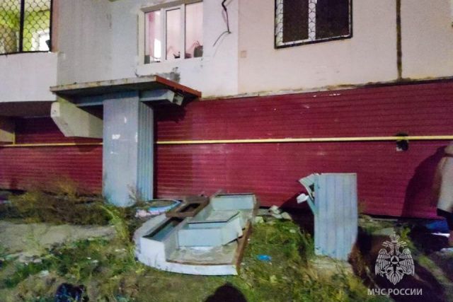 Бетонная плита обрушилась на детей в Якутске. Один ребенок погиб