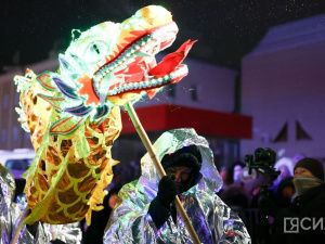 Фоторепортаж: зажжение новой новогодней ёлки в Якутске