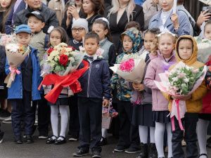 Евгений Григорьев поздравил школьников с Днем знаний