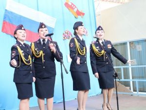 Сотрудники МВД Якутии провели социально-патриотическую акцию для детей, находящихся на длительном лечении в Национальном центре медицины