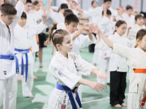 Хaид Мaнтaев провёл мaстер-клaсс по кaрaте-киокусинкaй для детей