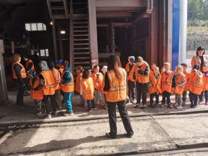 Участники летней площадки побывали с экскурсией в локомотивном депо «Железных дорог Якутии»