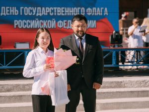 В День государственного флага России Евгений Григорьев вручил паспорта школьникам