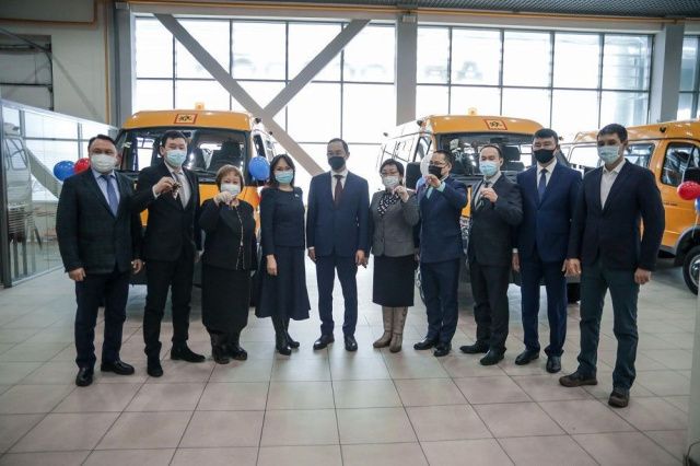 Школы Якутии получили 70 новых автобусов