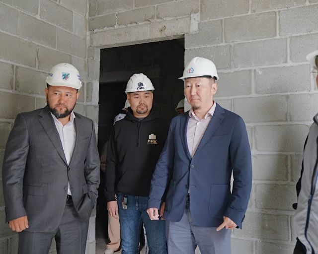 Евгений Григорьев осмотрел строительство дома для маневренного фонда