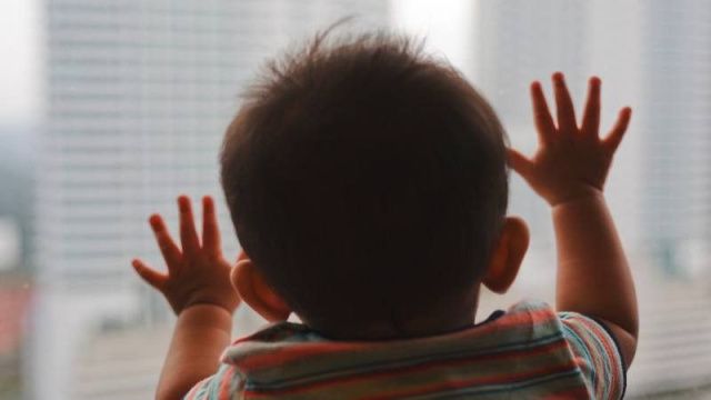 В Покровске 4-летний ребенок выпал из окна многоквартирного дома