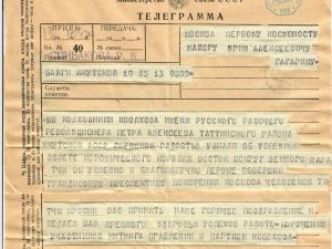 Космонавт Олег Артемьев передал Айсену Николаеву телеграммы якутян с более чем полувековой историей