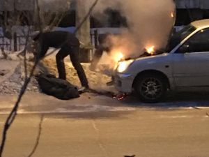 Фотофакт: В центре Якутска загорелся автомобиль