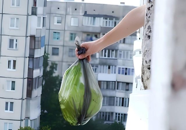 В Якутске братья выбрасывали через окно мусор, окурки и биологические отходы, а также оказали неповиновение полиции