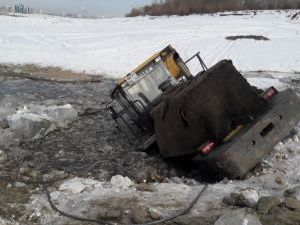 На Зелёном лугу под лёд провалился погрузчик