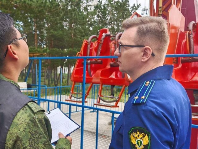 16-летняя девушка выпала из аттракциона