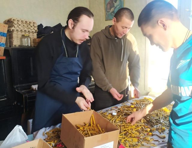 Народная инициатива. Окопные свечи - из церковных