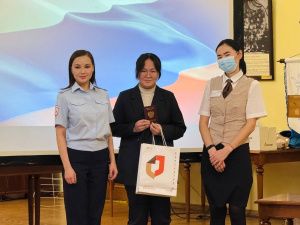 В Якутске юным горожанам торжественно вручили паспорта ко Дню Конституции РФ