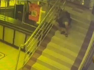 В Якутске мужчина украл беспроводные наушники и попал на видео