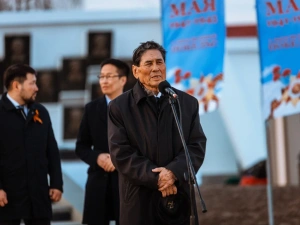 В патриотической акции «Свеча памяти» якутяне выложили из горящих свечей слово «ПОМНИМ» 