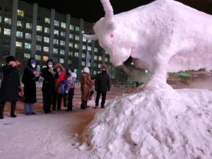 Ледяной бык принесет всем удачу!