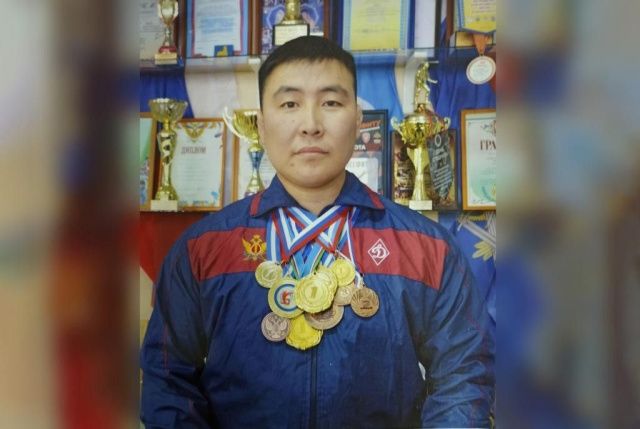 Сотрудник УФСИН спас подростка и женщину на реке у Якутска