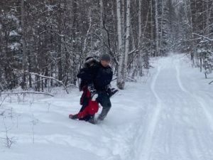 В Якутии полицейские нашли мальчика, который из-за метели и снегопада заплутал в лесу по пути в школу