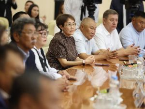 Айсен Николаев наградил представителей строительной отрасли Якутии