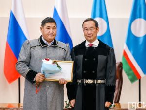 Айсен Николаев вручил стипендии олонхосутам, запевалам осуохая, кузнецам и народным мастерам Якутии