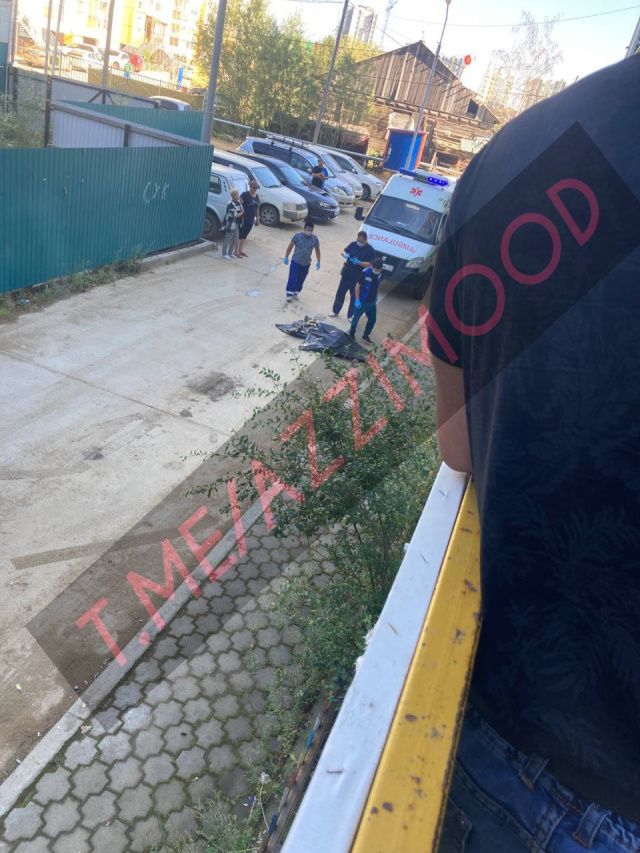 Суицид? Найдено тело девушки во дворе — работает следователь