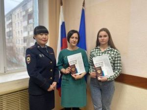 В Якутске полицейские вручили российские паспорта жителям, прибывшим из ДНР