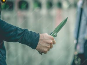 Угрожали ножом: Двое якутян напали на 17-летних подростков, занимавшихся ремонтом мотоцикла