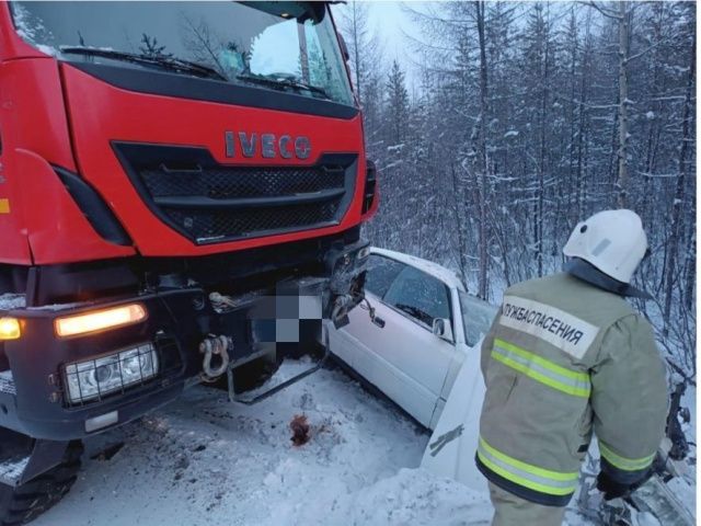 ДТП на трассе Лена: водителя заблокировало в кабине
