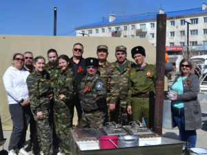 Якутские казаки организовали полевую кухню для ветеранов и жителей Жатая