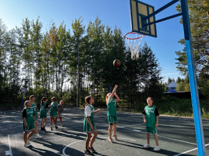 «Лучший подарок ко Дню знаний»: многофункциональный стадион открыли в школе № 4 в Ленске