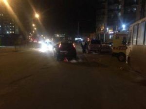 В Якутске девочка выбежала на дорогу перед автобусом и попала под машину