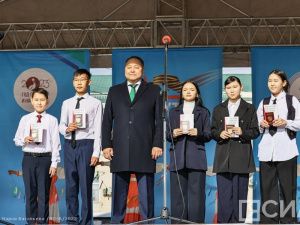 В Якутске лучшим школьникам и активистам торжественно вручили паспорта