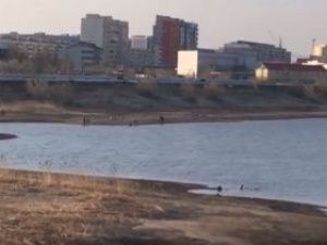 Фотофакт: В Якутске дети, рискуя жизнью, купаются на диком пляже