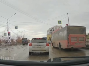 За проезд на красный в Якутске водителя отправили учить ПДД