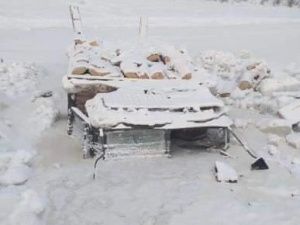 Фотофакт: Машина ушла под лед 