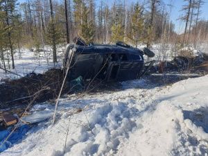 В Намском районе Якутии в ДТП опрокинулся автомобиль. Двое человек пострадали