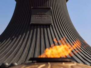 Глава Якутии возложил цветы к монументу защитникам Отечества в Астане