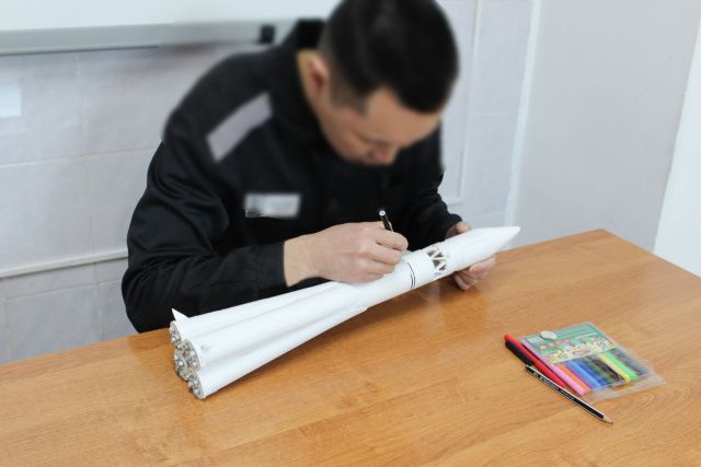 В следственном изоляторе в день 90-летия со дня рождения Юрия Гагарина осужденные подготовили стенную газету и поделки