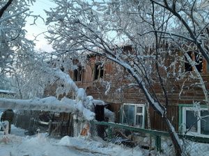 В Якутске произошел пожар в двухэтажном деревянном доме. Обнаружены тела двух человек