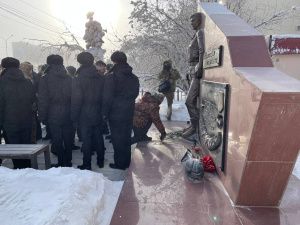 В Якутске возложили цветы к памятнику воинам-интернационалистам