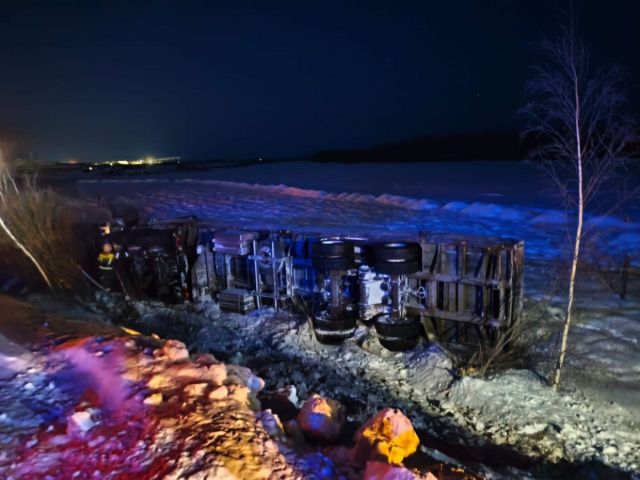 Спасатели деблокировали водителя из искореженной кабины после ДТП в Мархе
