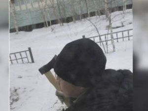 В Якутске мужчина повредил топором лобовое стекло маршрутного автобуса