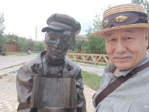 Фотофакт: в Старом городе Якутска появился памятник укладчику чурочной мостовой