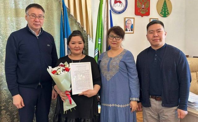 Многодетной семье из Таттинского улуса вручили сертификат на 10 миллионов рублей