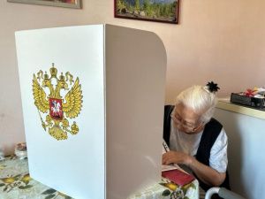 100-летняя жительница Якутска Анастасия Афанасьева проголосовала дома