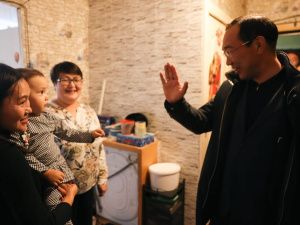 Глава Якутии навестил семью военнослужащего в Чокурдахе