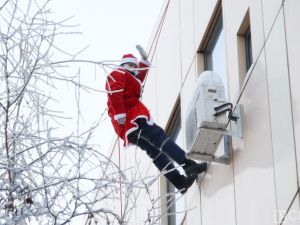 В Якутске спасатель спустился с крыши и поздравил юных пациентов НЦМ в образе Деда Мороза