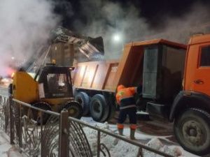 Коммунальщики еле успевают убирать снег с улиц Якутска