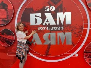 Фестиваль в Алдане: флешмоб невест, награждение семей-юбиляров, концерт столичных артистов